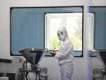 不負(fù)秋日好時(shí)光 ，亞歐廠里生產(chǎn)忙， 機(jī)器轟鳴干勁足，熱火朝天普新章！